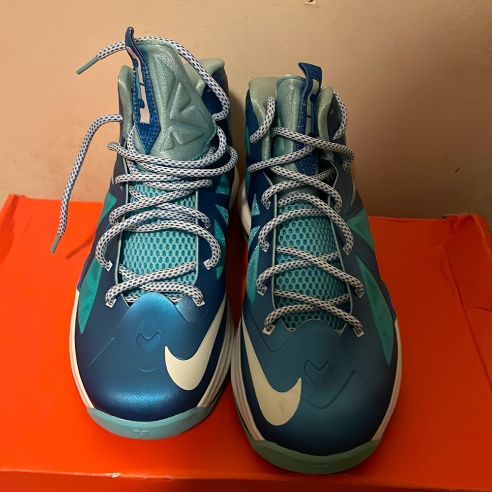 Big kids 5.5 LeBron sneakers